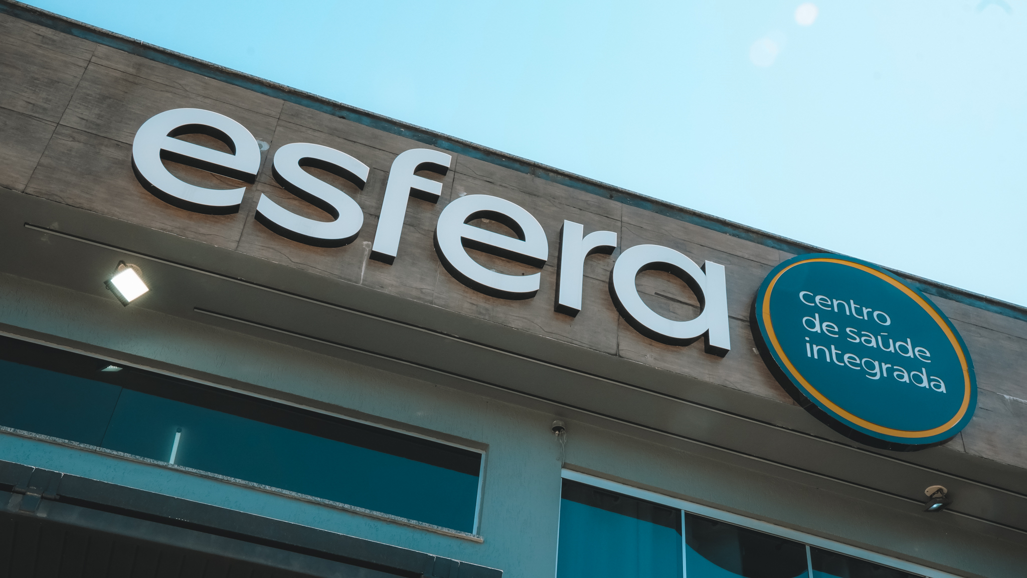 Fachada da Esfera Centro de Saude Integrada com letreiro