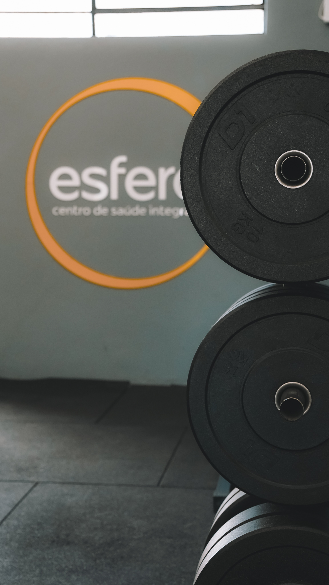 Equipamentos kettlebell na area de treino da Esfera em Canoas